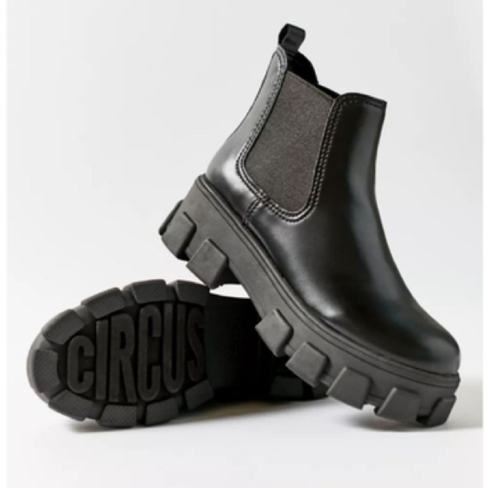 Women's Circus by Sam Edelman Black Darielle Lug Sole Chelsea Boots Size 9